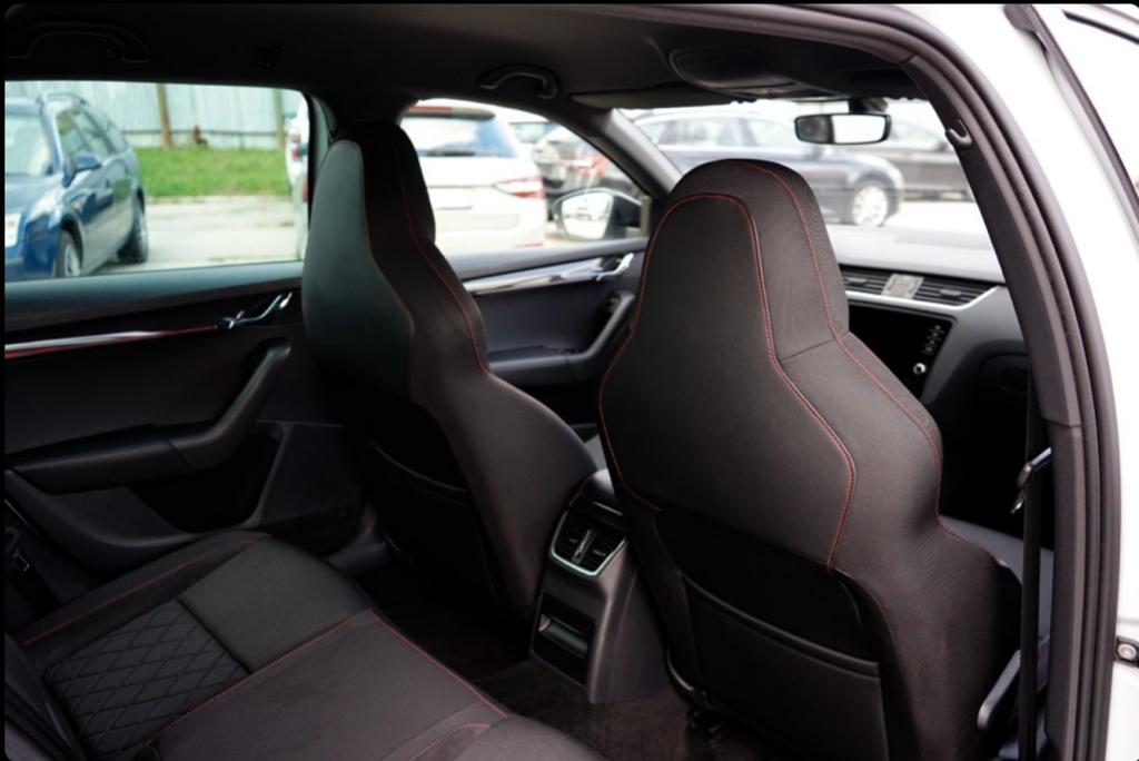 🤍 Škoda Octavia Combi 2.0 TDI RS DSG 4x4