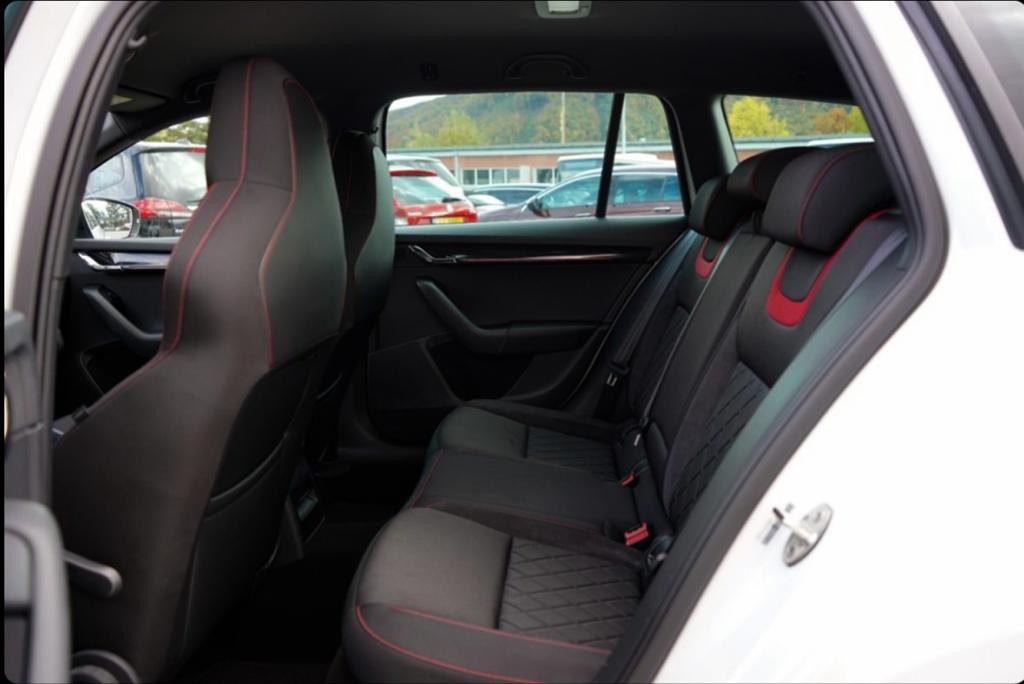 🤍 Škoda Octavia Combi 2.0 TDI RS DSG 4x4