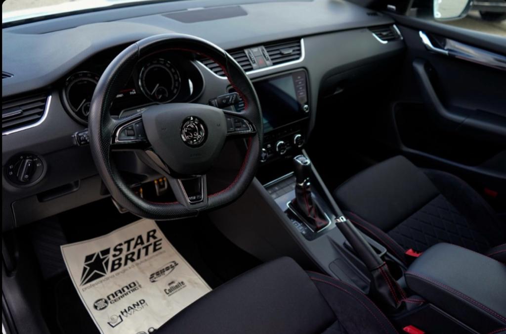 🤍 Škoda Octavia Combi 2.0 TDI RS DSG 4x4