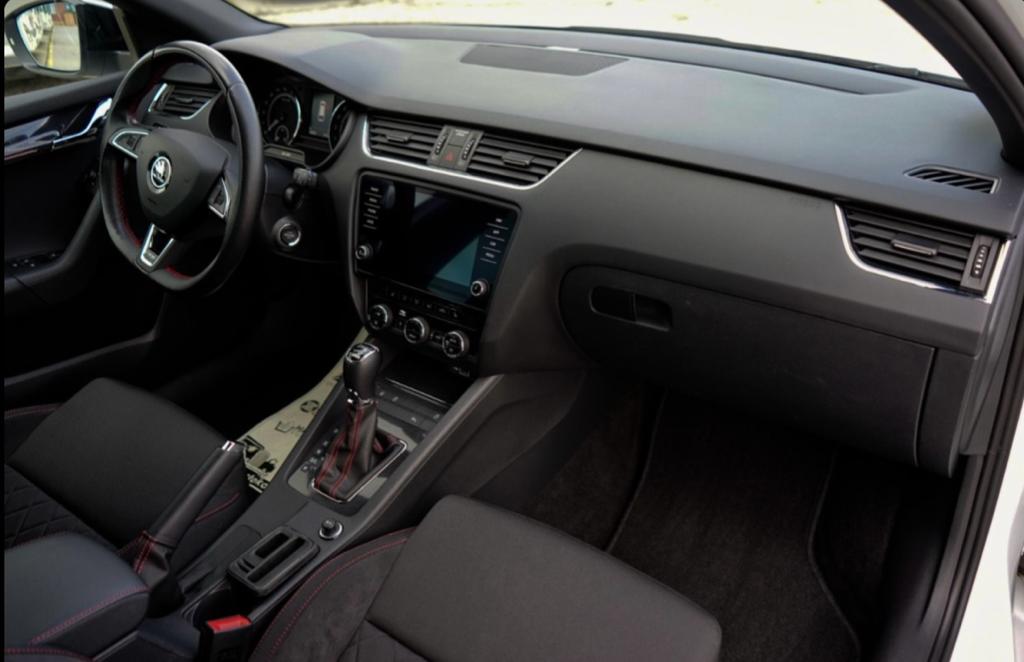 🤍 Škoda Octavia Combi 2.0 TDI RS DSG 4x4