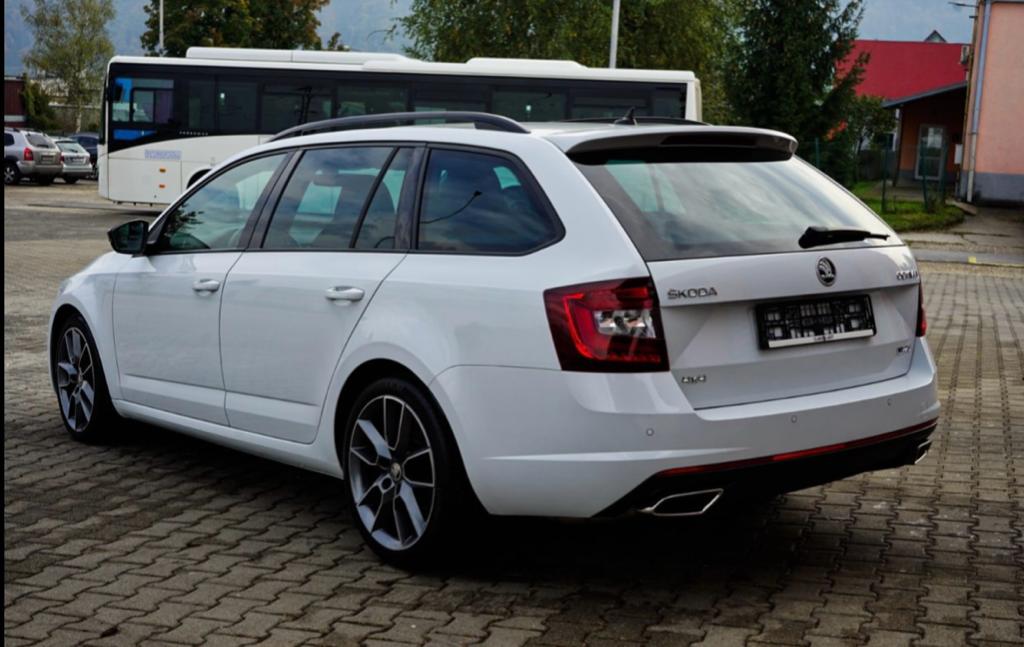 🤍 Škoda Octavia Combi 2.0 TDI RS DSG 4x4